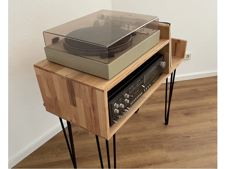 Holztisch mit Schallplattenspieler und Verstärker
