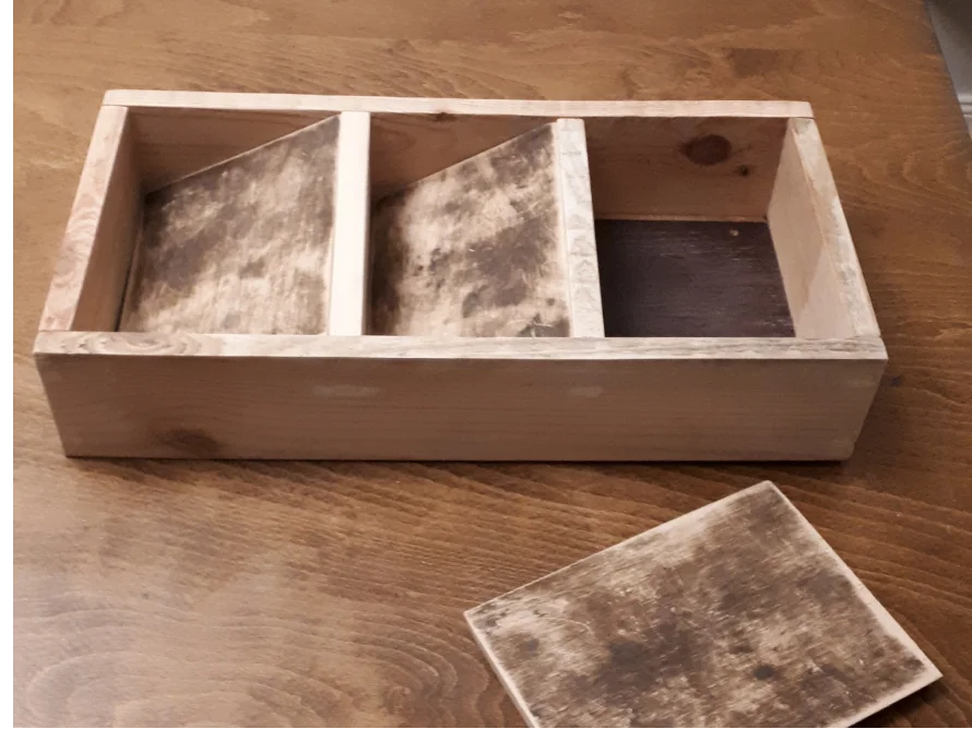 Offene Holzkiste mit drei Fächern
