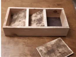 Offene Holzkiste mit drei Fächern