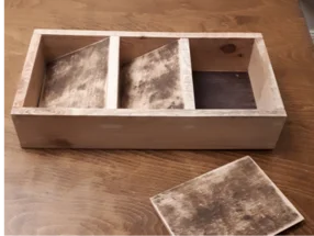 Offene Holzkiste mit drei Fächern