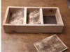 Offene Holzkiste mit drei Fächern