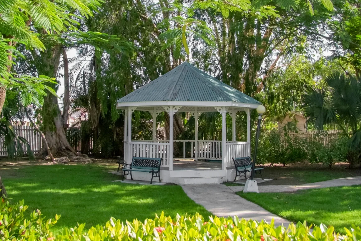 Weißer Pavillon im Garten