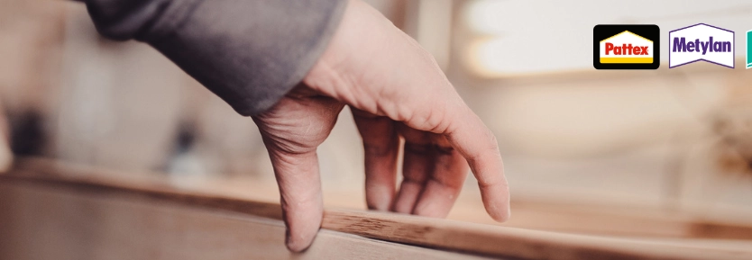 Person berührt Holzoberfläche