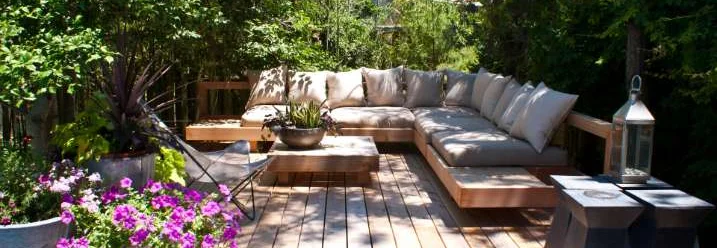 Holzterrasse mit Sitzecke und Pflanzen