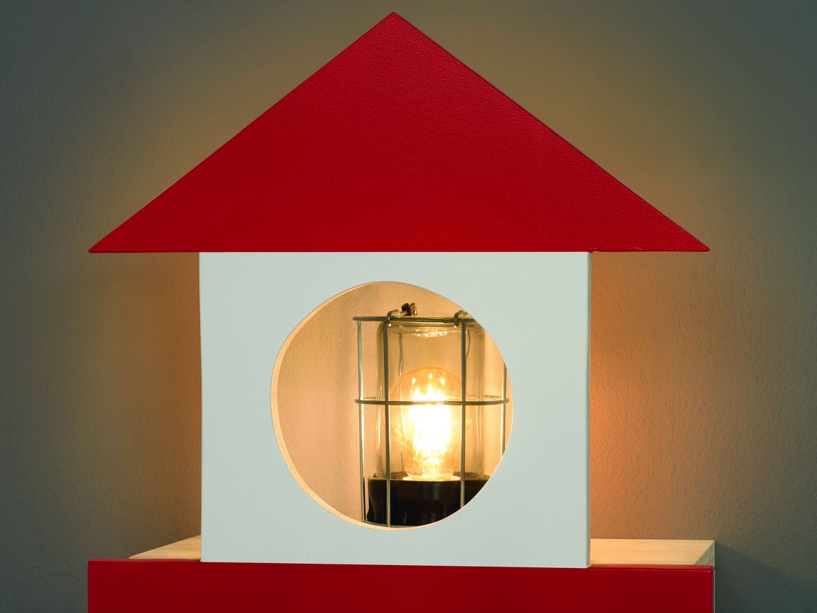 Leuchtende Glühbirne in Hausform