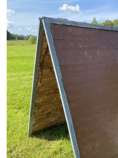 Holzwand auf einer Wiese