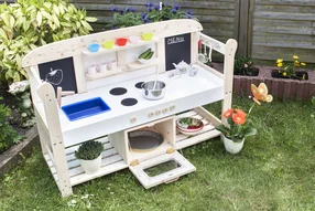 Spielküche aus Holz im Garten