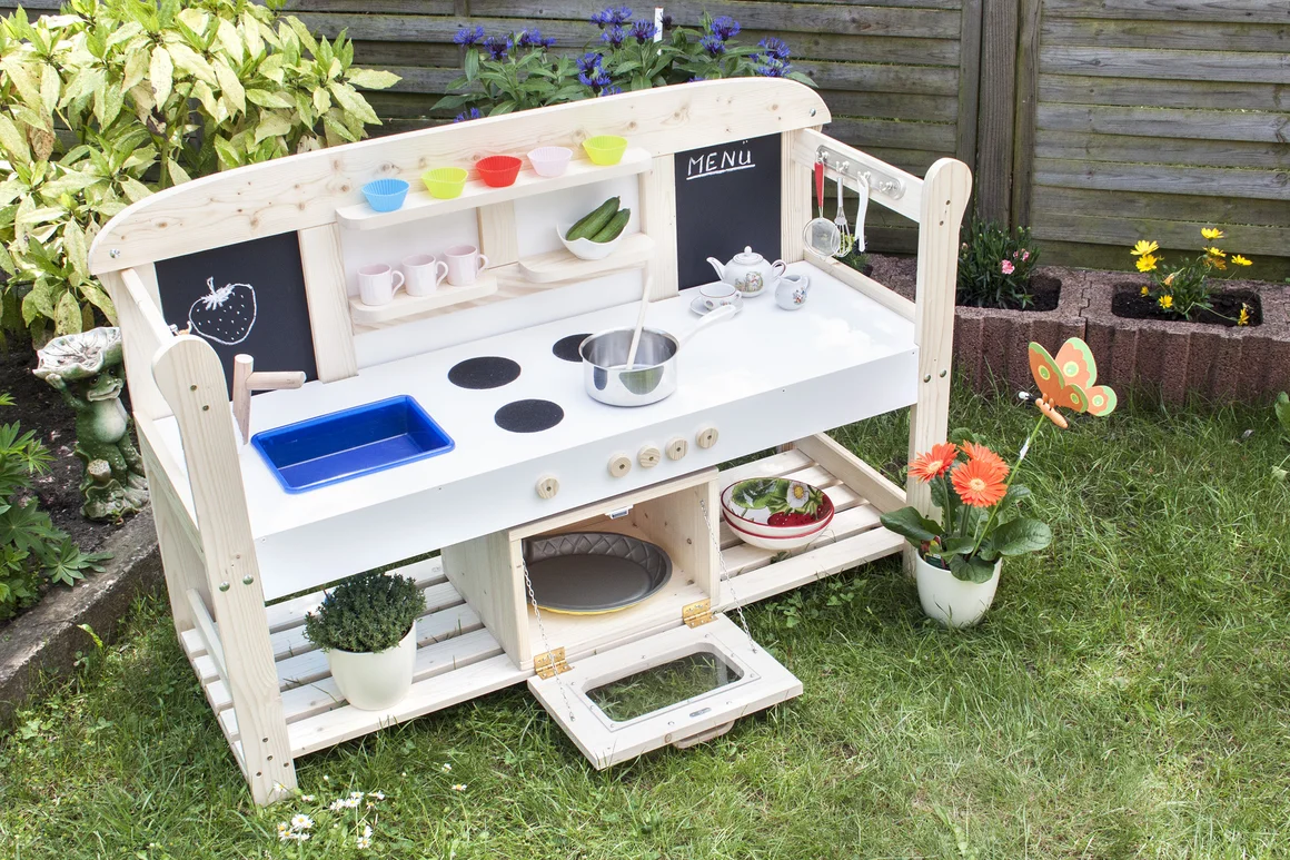 Spielküche aus Holz im Garten