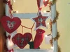 Ein Adventskalender aus Stoffherzen und -sternen.