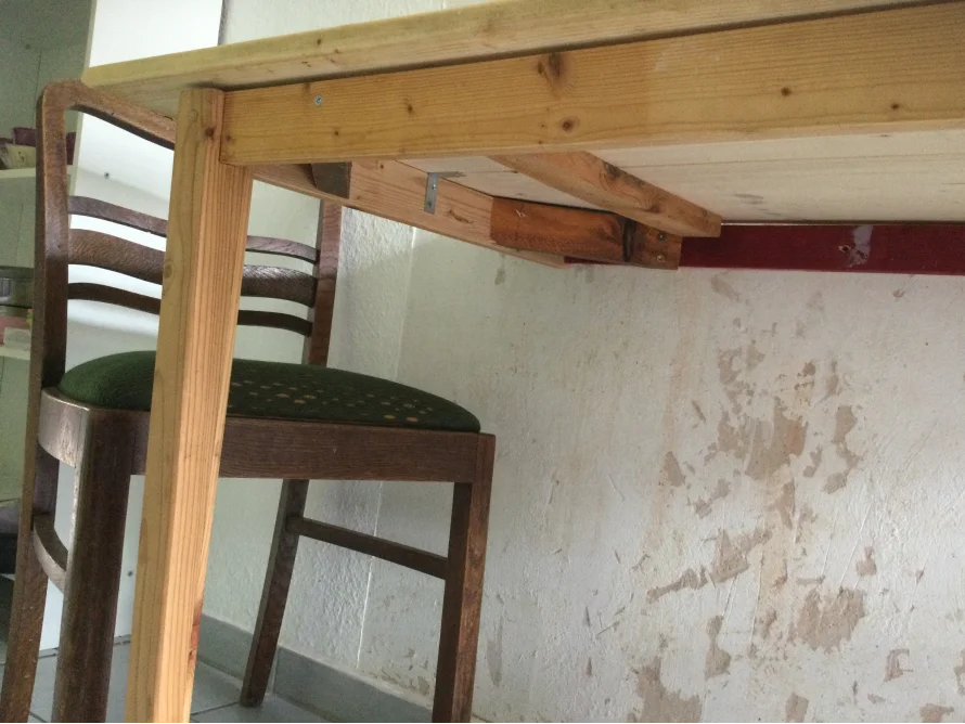Holztisch an Wand montiert