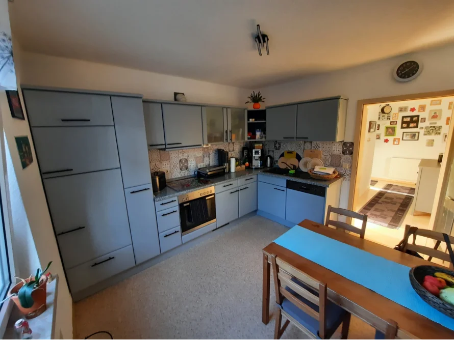 Graue Küche mit Esstisch