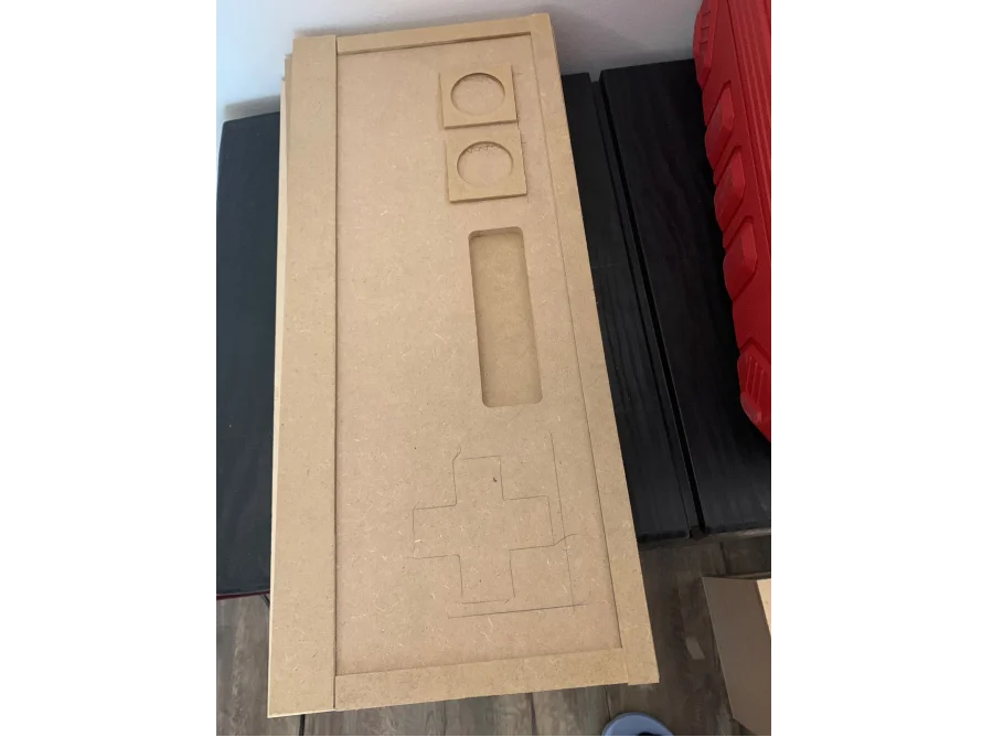 Holzplatte mit Ausschnitten