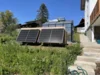 Solarpanele vor einem Gartenhaus