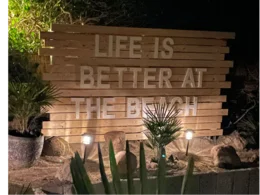 Holzschild mit der Aufschrift "Life is better at the beach".