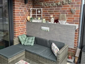 Gemütliche Sitzecke auf einem Balkon