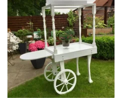 Weißer Holz-Verkaufsstand mit Baldachin