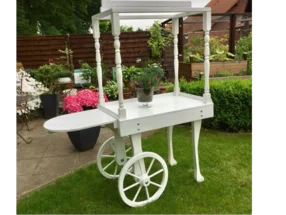 Weißer Holz-Verkaufsstand mit Baldachin