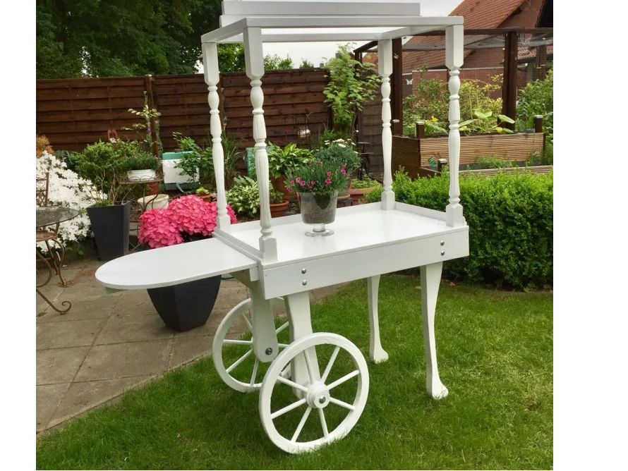 Weißer Holz-Verkaufsstand mit Baldachin