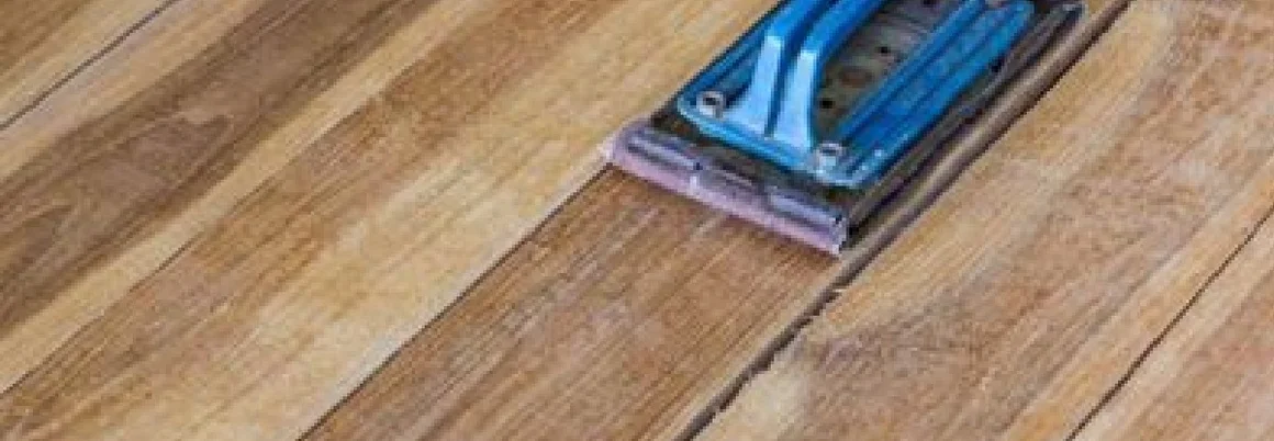 Handschleifer auf Holzlatten