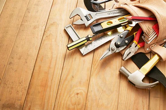 Werkzeug auf Holzboden