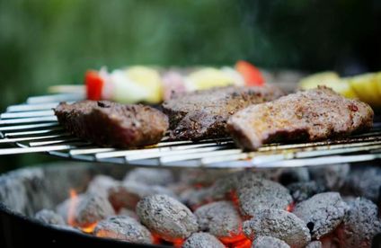 RT Grillkohle 19 19 717x467 Grillkohle unter Grillgut