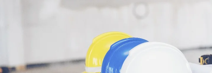 Drei Schutzhelme auf einem Tisch