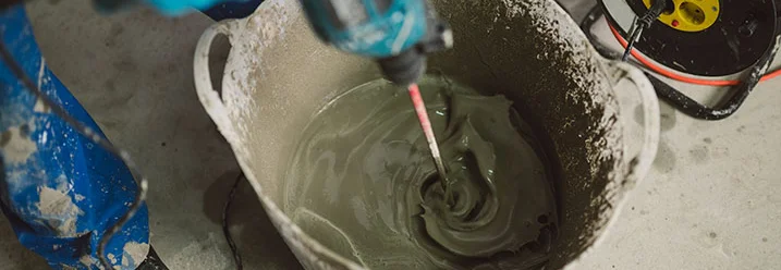 Mörtel wird mit einem Rührgerät angerührt
