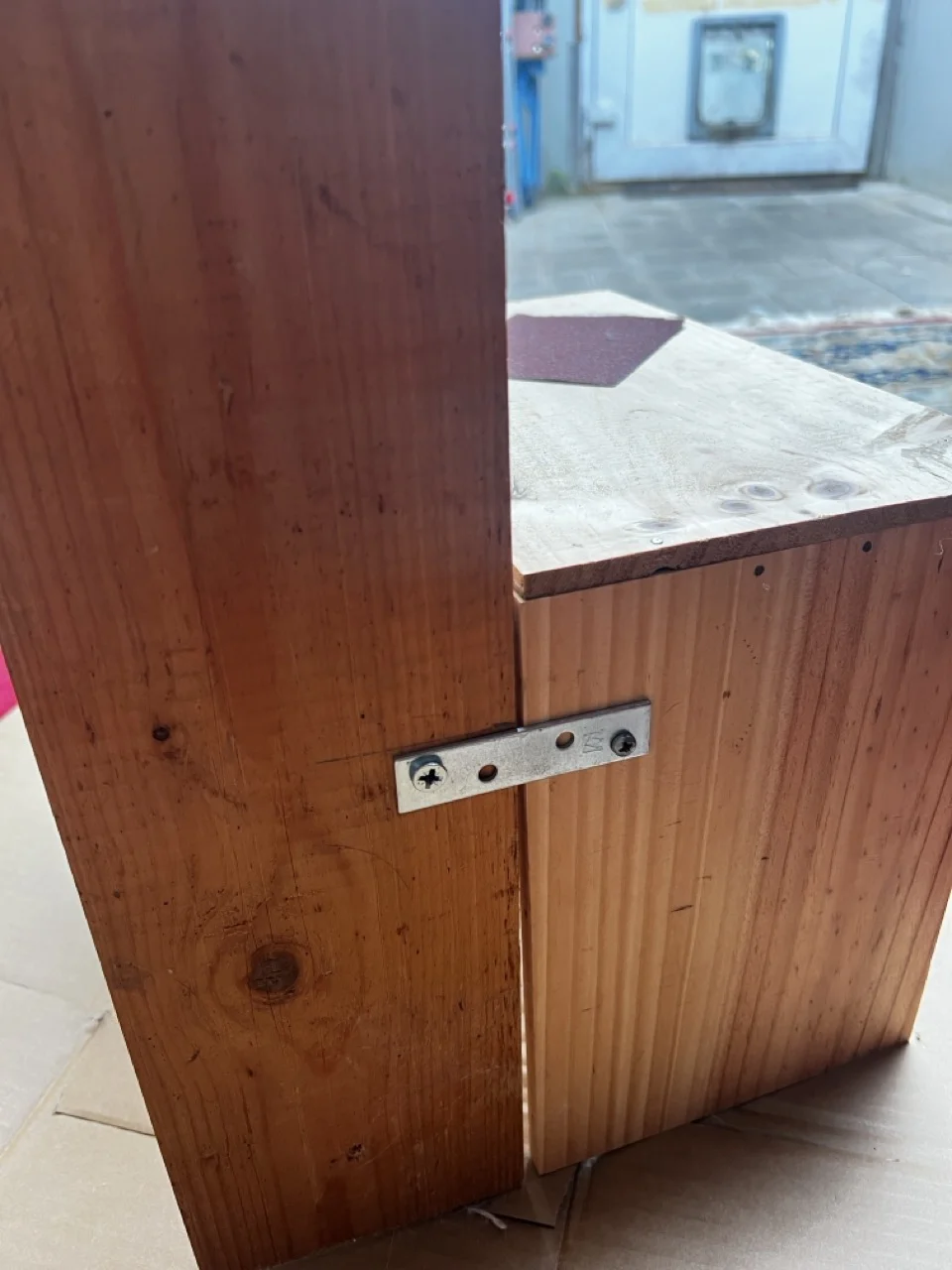 Holzteile mit Flachverbinder und Schrauben zusammengefügt
