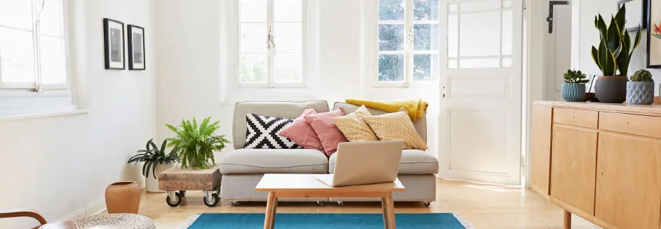 Helles Wohnzimmer mit Sofa und Pflanzen