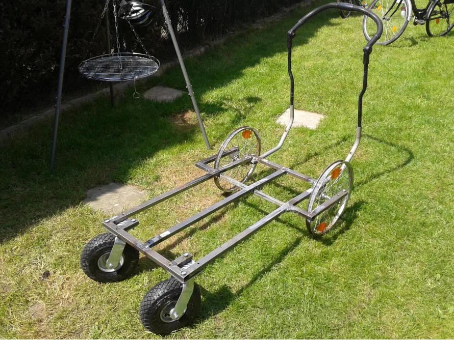 Handwagen ohne Ladefläche im Garten