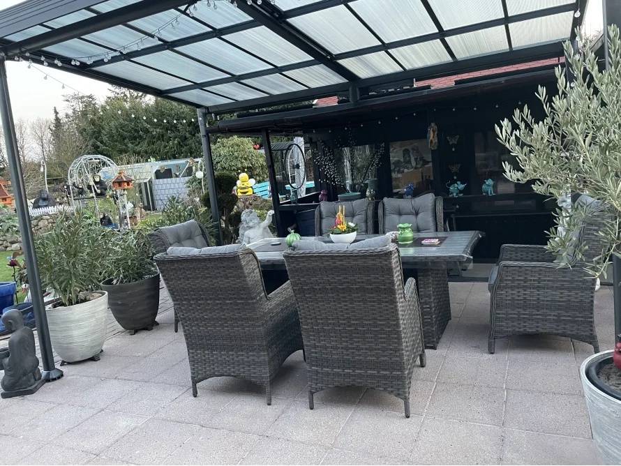 Sitzecke unter einem Terrassendach