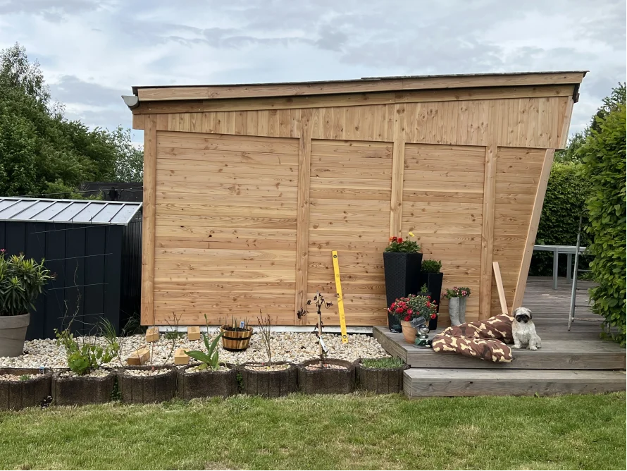 Gartenhaus aus Holz im Bau