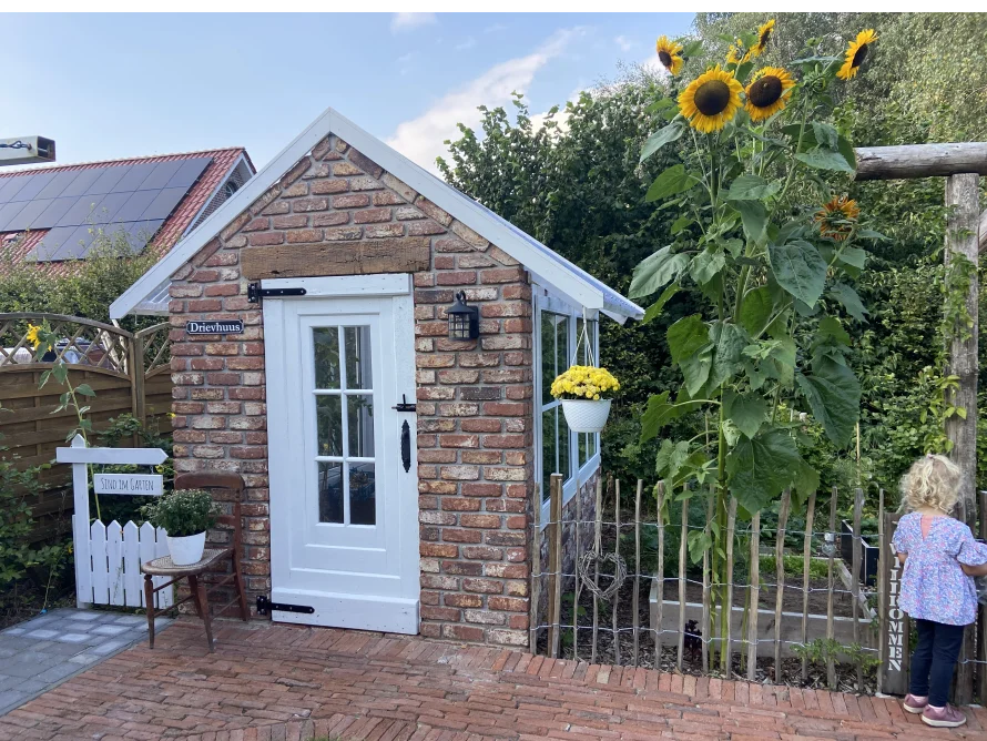 Kleines Gewächshaus aus Backstein