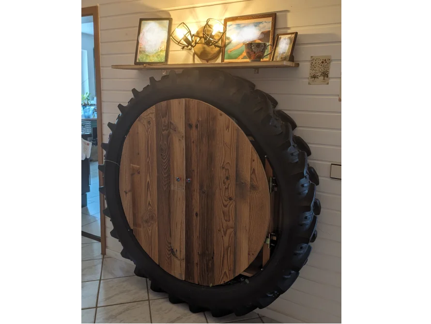 Upgecycelter Traktorreifen als Schrank