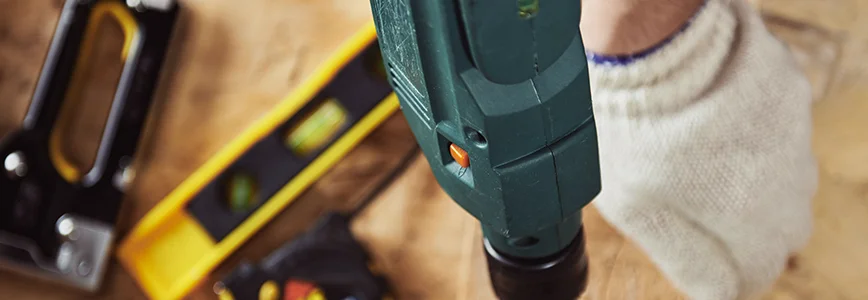 Bohrmaschine auf Holz