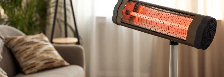 Elektrischer Heizlüfter im Wohnzimmer