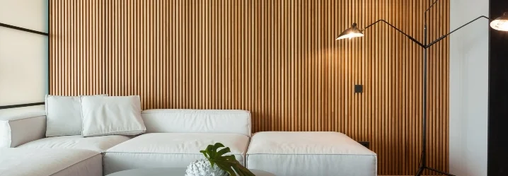 Modernes Wohnzimmer mit Holzpaneelwand