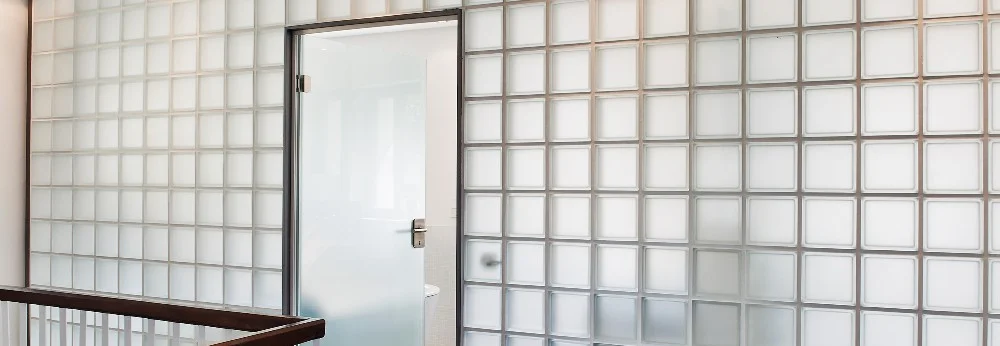 Wand aus Glasbausteinen