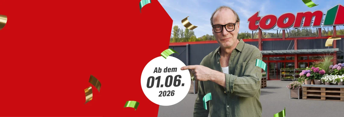 Ein Mensch steht vor einem Baumarkt und zeigt auf ein Datum.