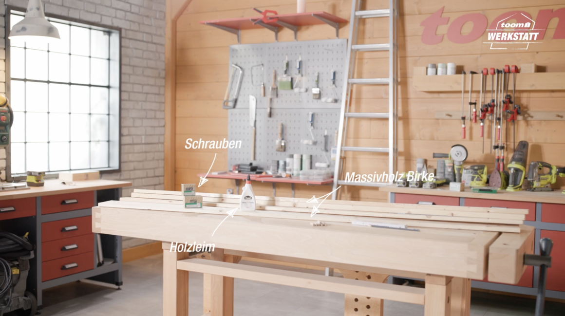 Holz, Schrauben und Holzleim auf Werkbank