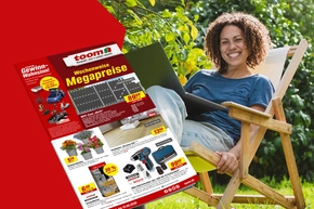 Eine Person sitzt entspannt im Garten, davor sind Angebote aus dem Prospekt zu sehen.