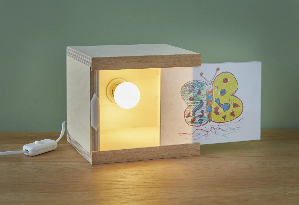 Holzleuchte mit Kinderzeichnung