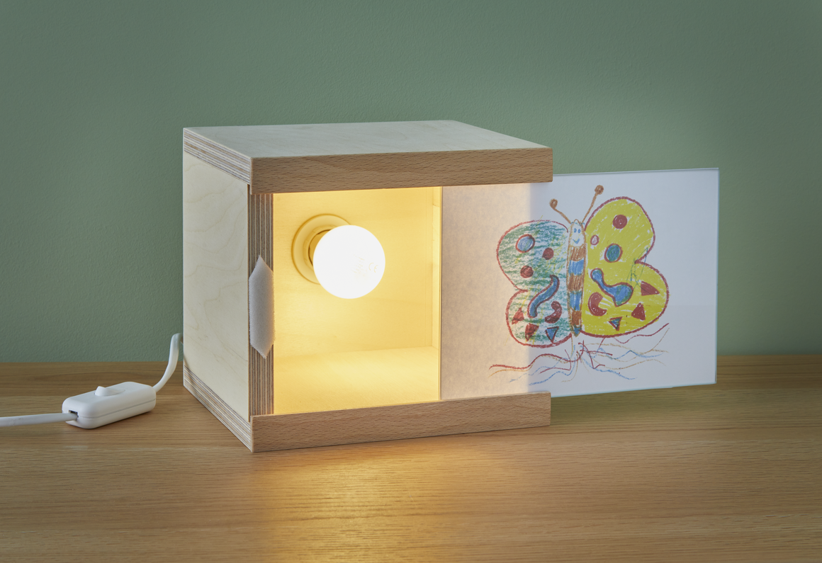 Holzleuchte mit Kinderzeichnung