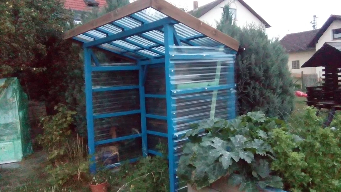 Blaues Gartenhaus im Aufbau