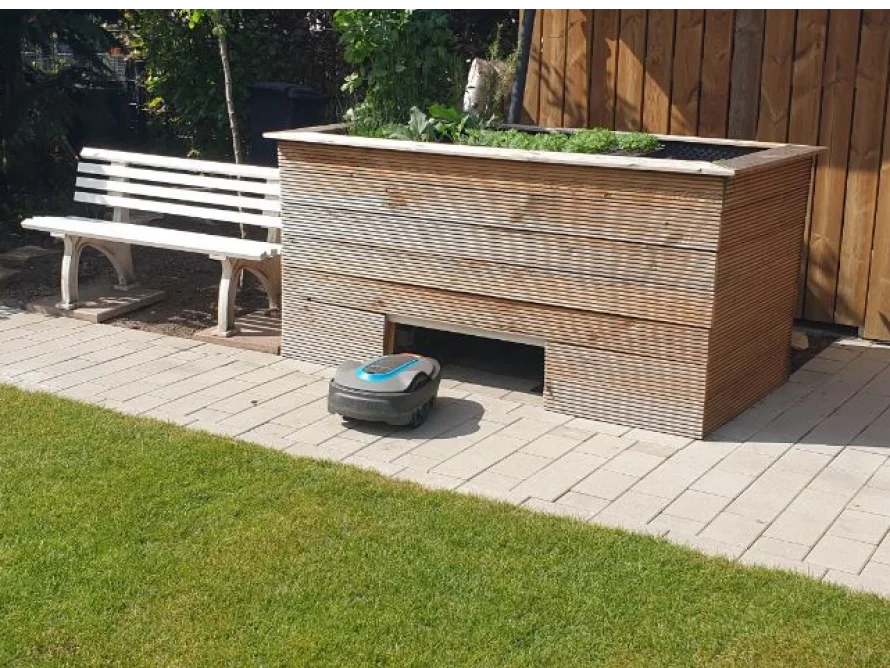 Hochbeet mit Mähroboter