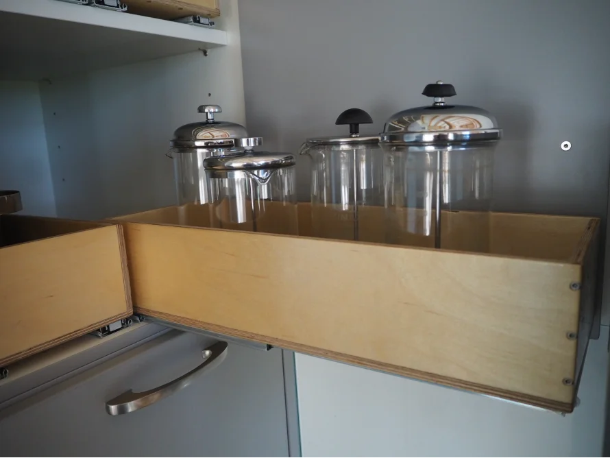 Offene Schublade mit Kaffeebereitern