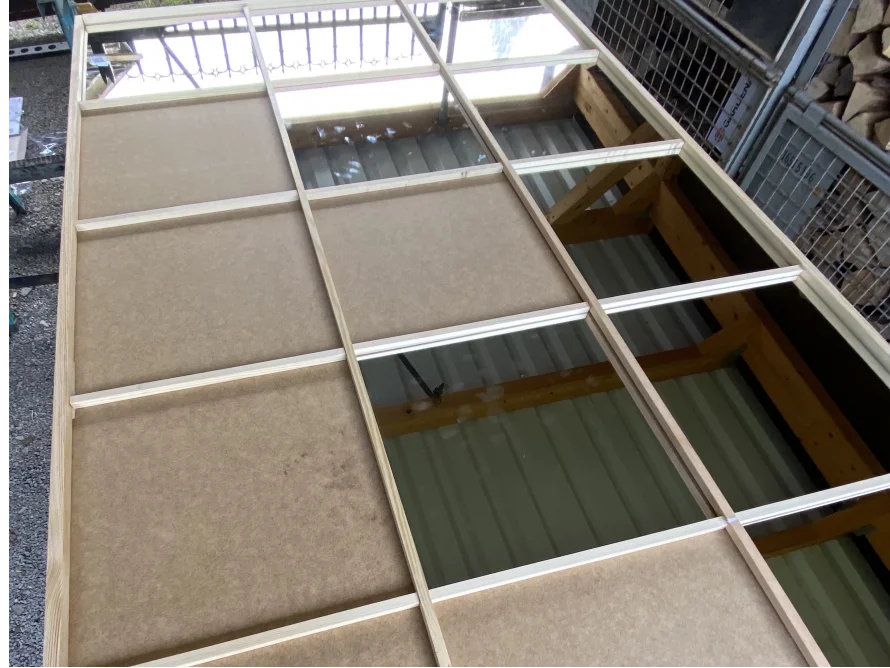 Holzrahmen mit Glaseinsätzen