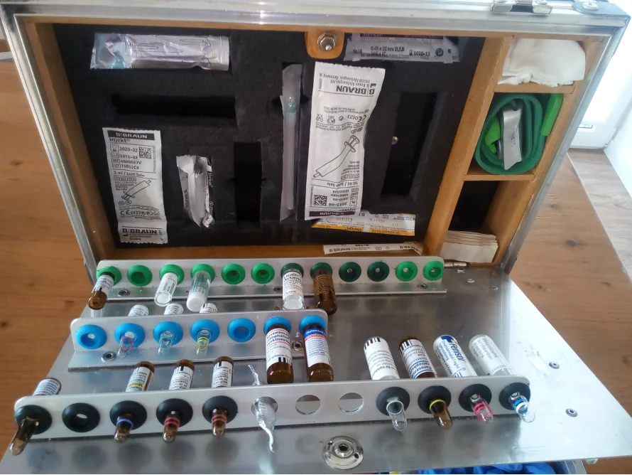 Geöffneter Erste-Hilfe-Kasten mit Medikamenten