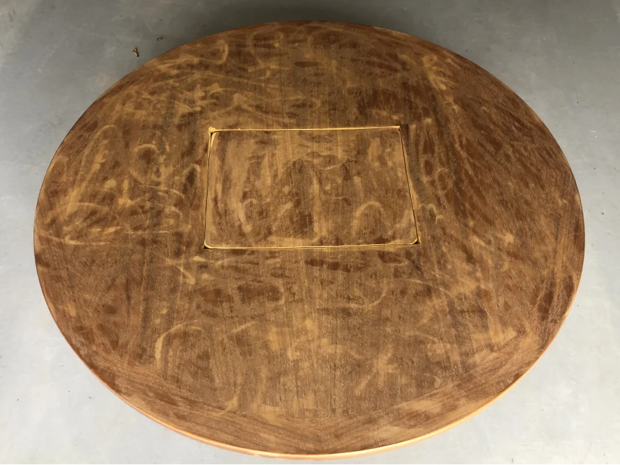 Runder Holztisch mit quadratischer Öffnung