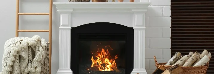 Kamin mit Feuer und Brennholz